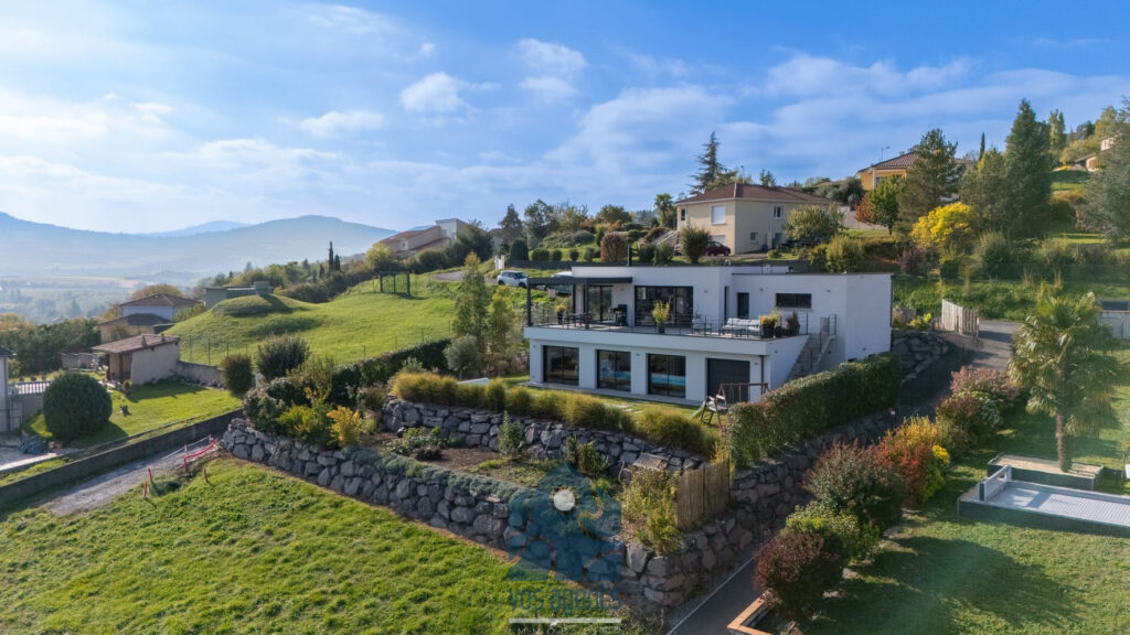 Villa avec vue, piscine, terrasses et garages – 6 pièces – 4 chambres – 170 m²