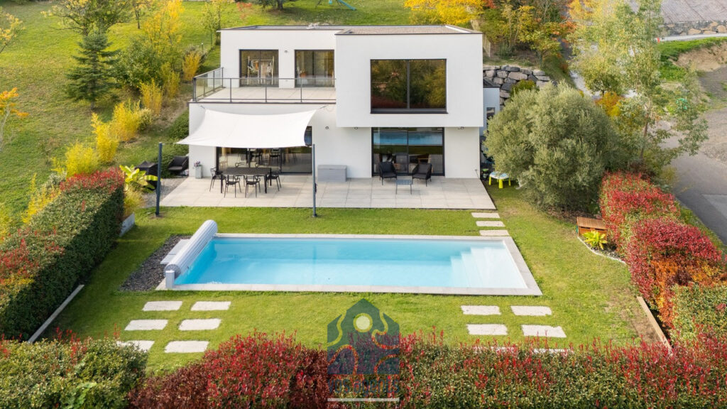 Villa avec vue, piscine, terrasses et garages – 6 pièces – 4 chambres – 178 m²
