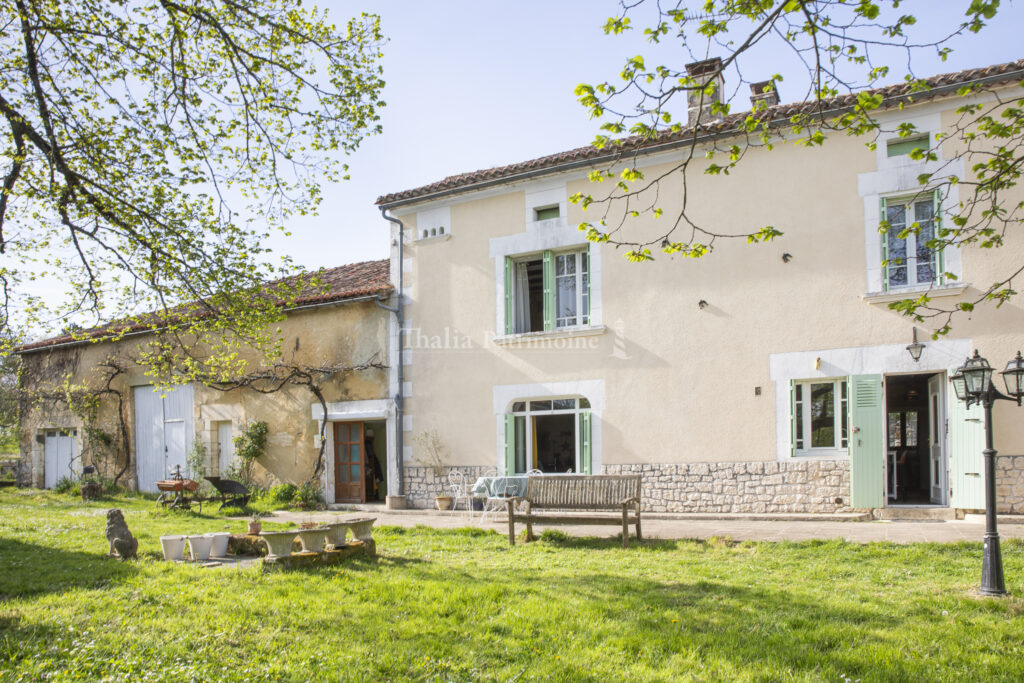 Propriété avec gîte et dépendances dans un paisible hameau e – 9 pièces – 5 chambres – 215 m²