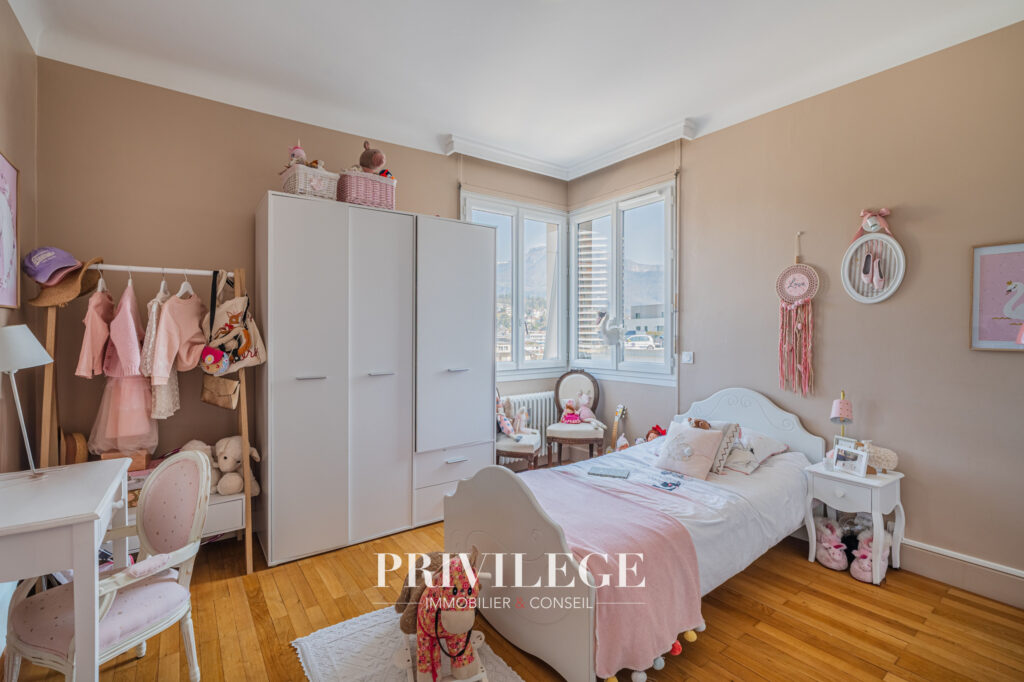 Élégant appartement rénové avec vue panoramique   Chambéry – 5 pièces – 3 chambres – 133.19 m²