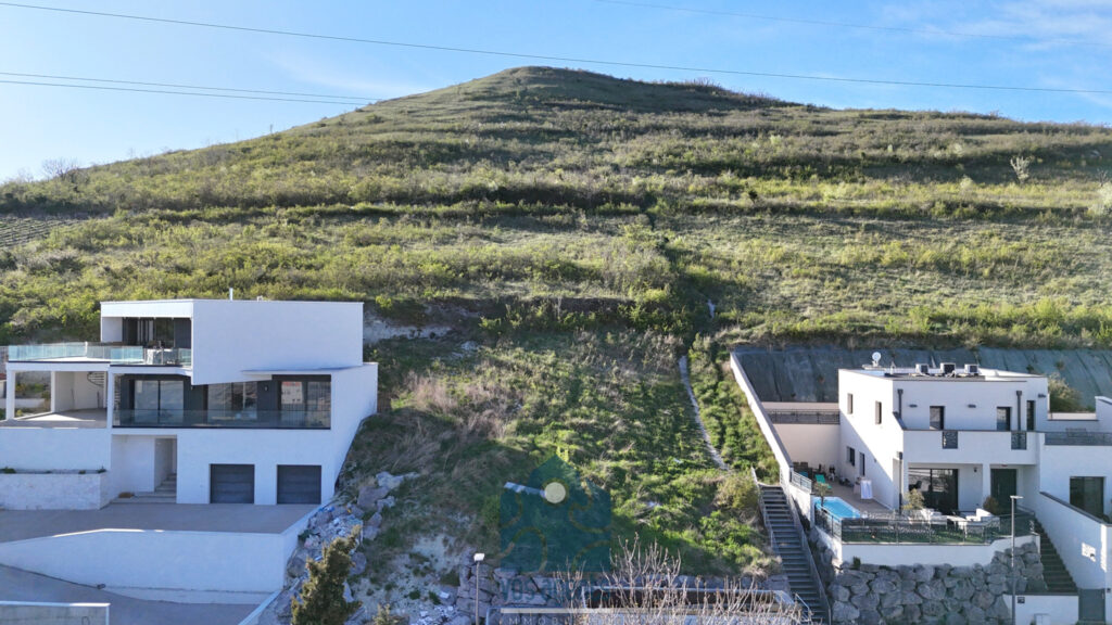 Terrain constructible – 700m2 – 1 pièce – NR chambres – 700 m²