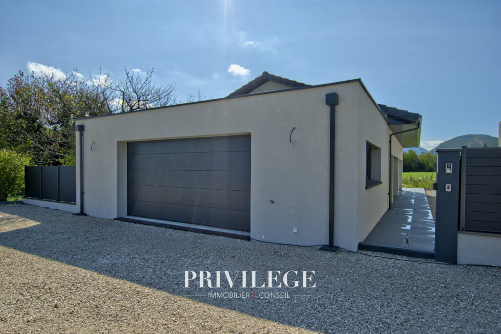 Plain-pied contemporain avec piscine et prestations haut de  – 4 pièces – 3 chambres – 155 m²