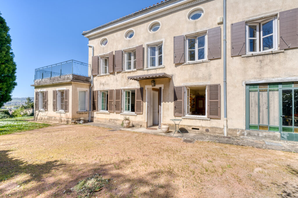 Chasselay propriété avec terrain calme, piscine et vue extra – 9 pièces – 7 chambres – 174.47 m²