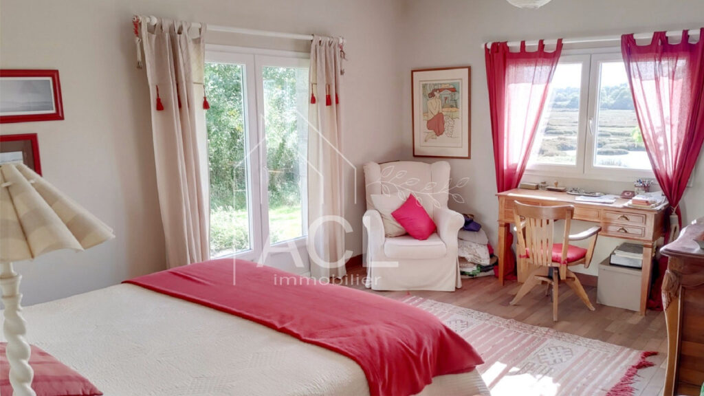Grande maison familiale pieds dans l&rsquo;eau, entre saline et oc – 10 pièces – 7 chambres – 271.31 m²