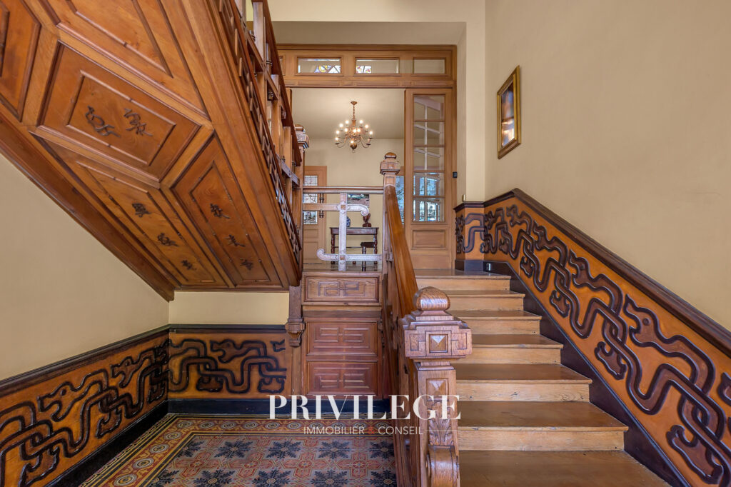 Villa historique d&rsquo;exception   Nice (1901)   824 m2 habitabl – 11 pièces – 7 chambres – 824 m²