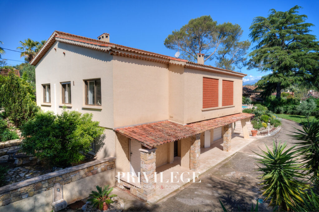 Mougins   Villa familiale au charme intemporel avec vue déga – 7 pièces – 6 chambres – 170 m²
