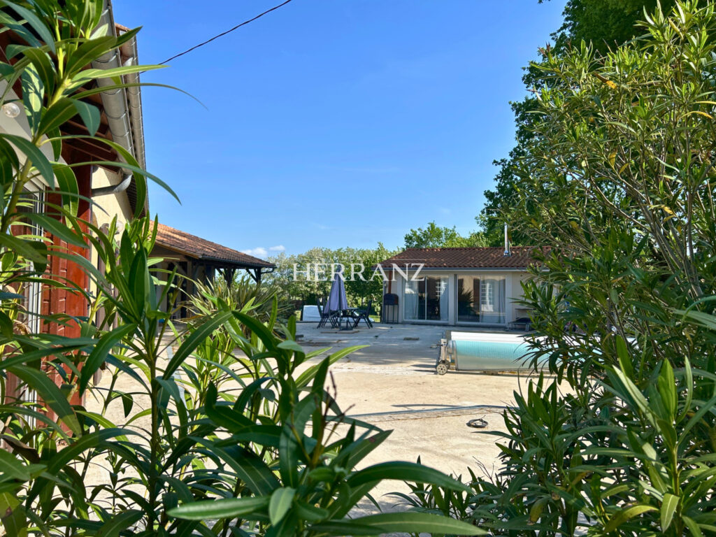 Maison familiale avec vue château à Rauzan, piscine et studi – 6 pièces – 4 chambres – 152 m²