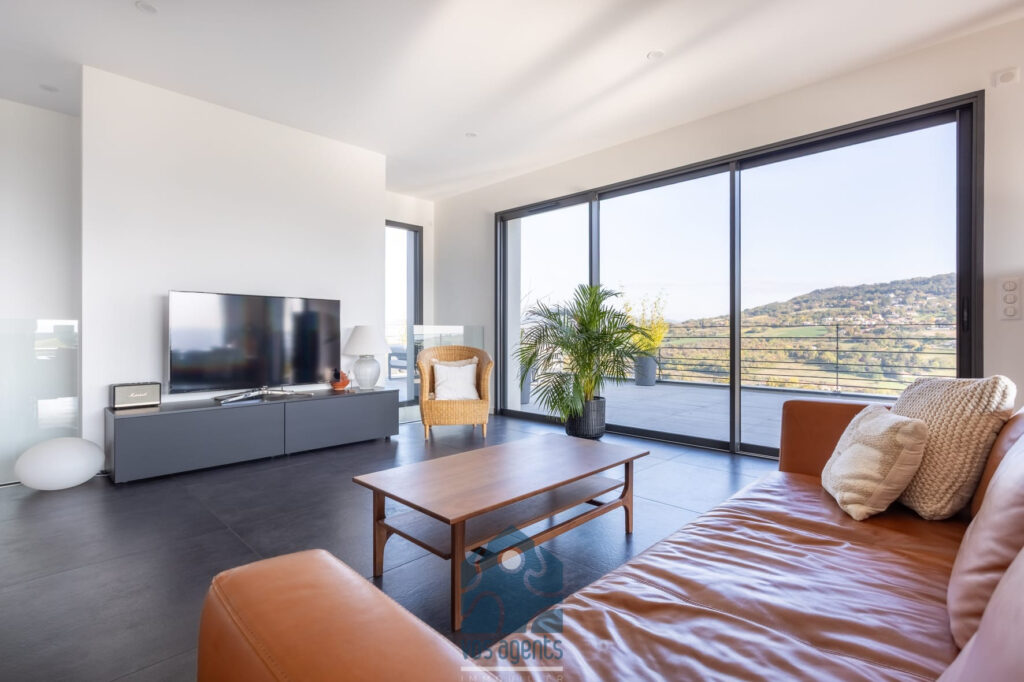 Villa avec vue, piscine, terrasses et garages – 6 pièces – 4 chambres – 170 m²