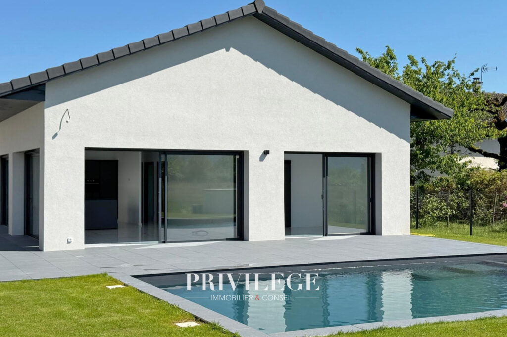 Plain-pied contemporain avec piscine et prestations haut de  – 4 pièces – 3 chambres – 155 m²