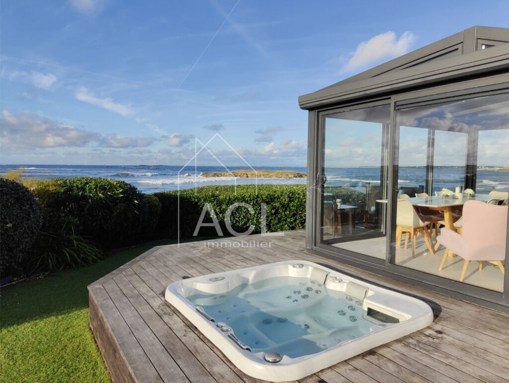 Villa d&rsquo;exception face à la mer avec piscine et spa – 6 pièces – 4 chambres – 125 m²
