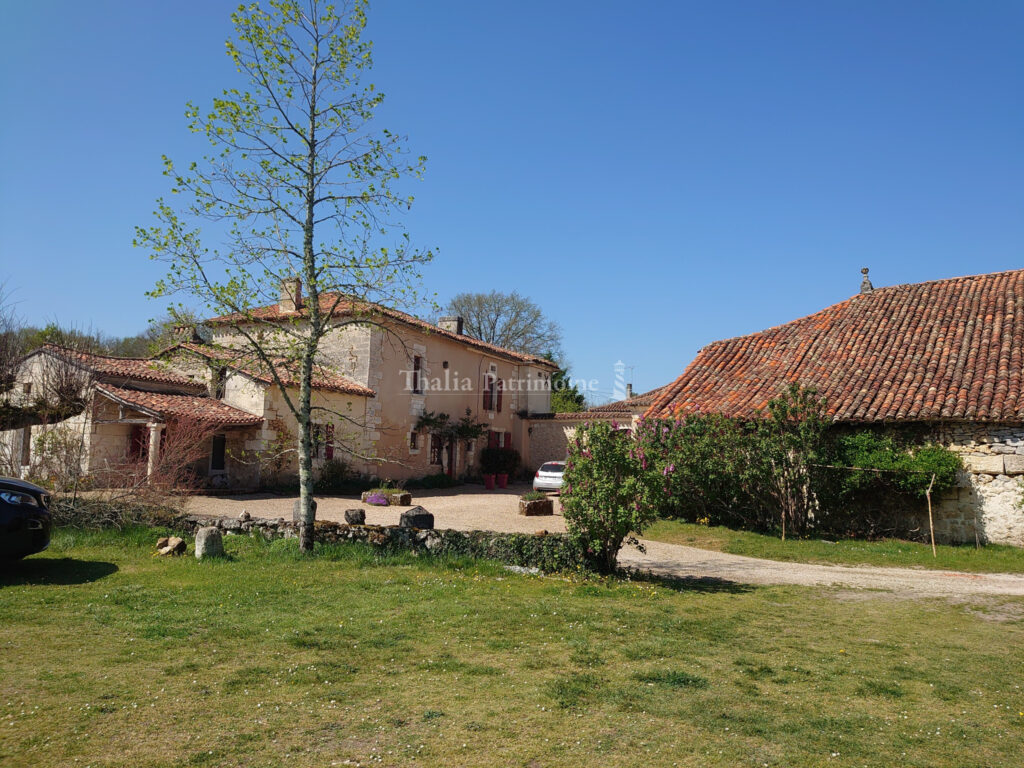SUPERBE PROPRIETE A RENOVER   380 m2 environ -10 chambres, 1 – 16 pièces – 10 chambres – 390 m²