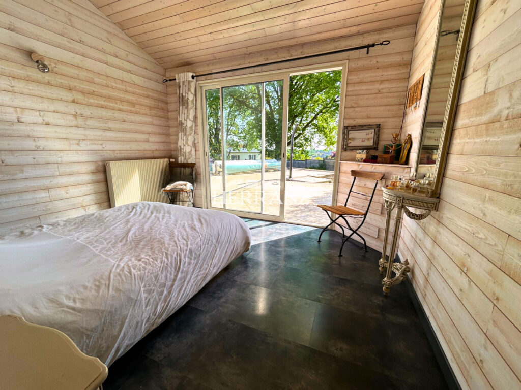 Maison familiale avec vue château à Rauzan, piscine et studi – 6 pièces – 4 chambres – 152 m²