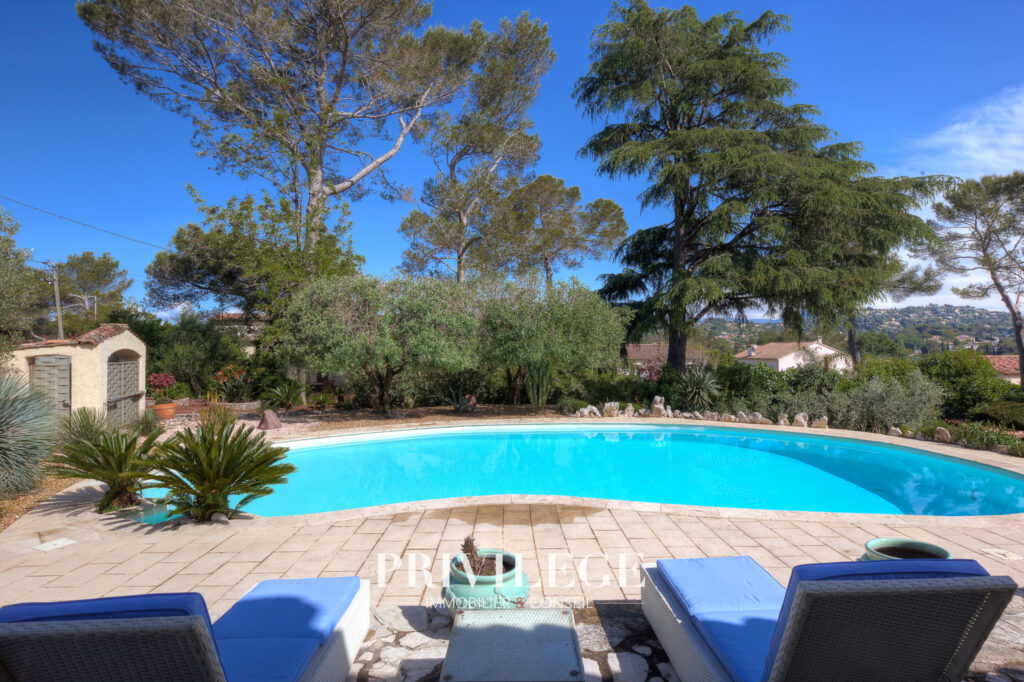 Mougins   Villa familiale au charme intemporel avec vue déga – 7 pièces – 6 chambres – 170 m²