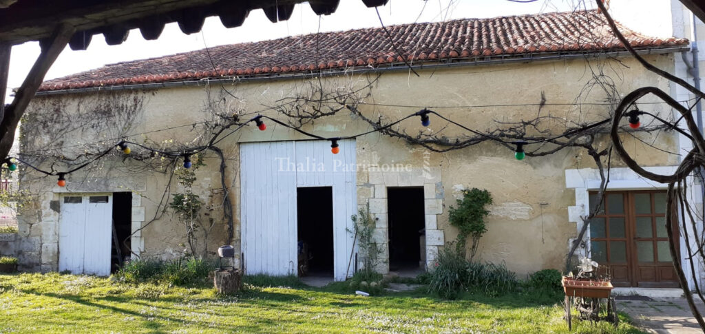 Propriété avec gîte et dépendances dans un paisible hameau e – 9 pièces – 5 chambres – 215 m²