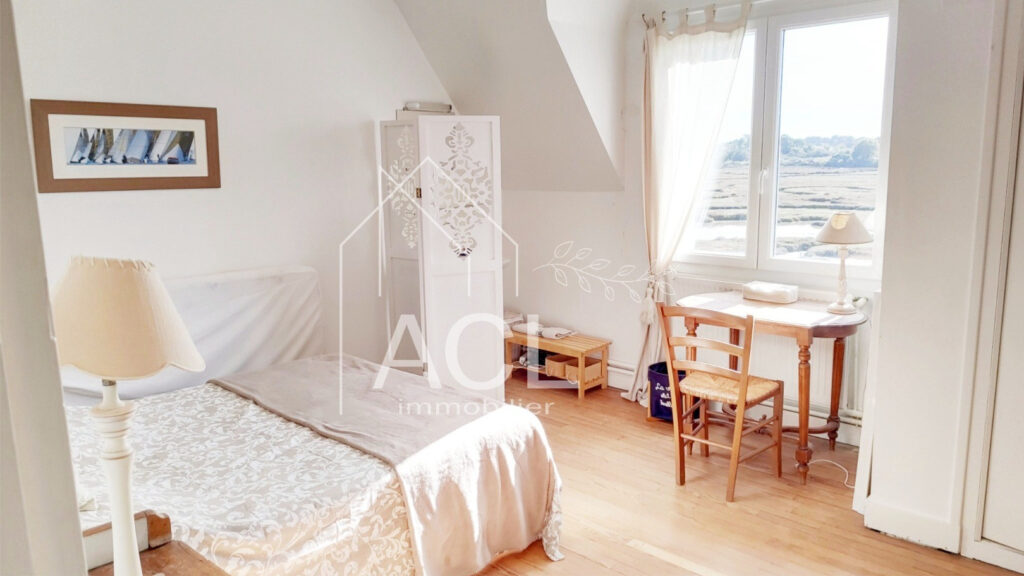 Grande maison familiale pieds dans l&rsquo;eau, entre saline et oc – 10 pièces – 7 chambres – 271.31 m²