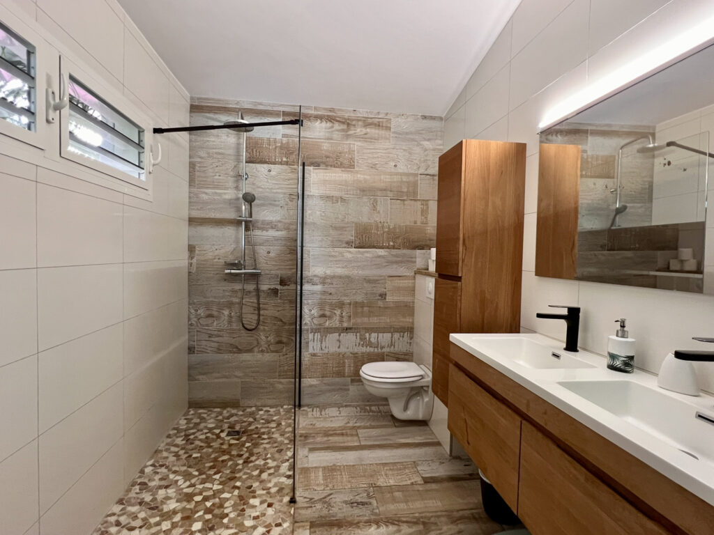 Villa avec vue mer et gîtes à Saint-François – 9 pièces – 6 chambres – 200 m²
