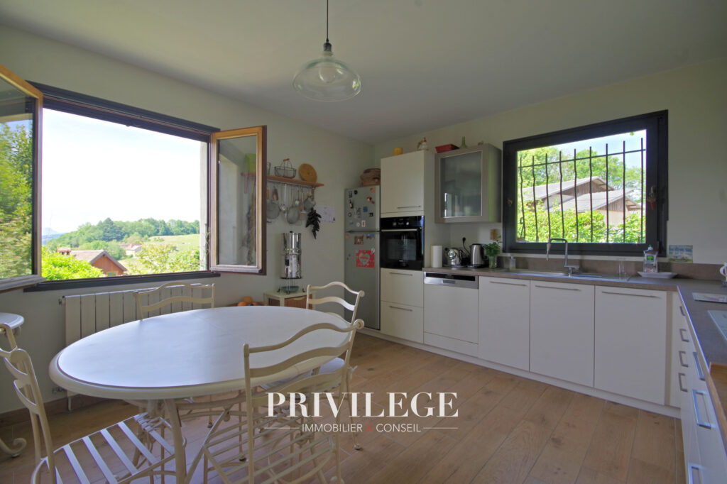 Maison familiale 160m2 vue dégagée – 7 pièces – 6 chambres – 161 m²