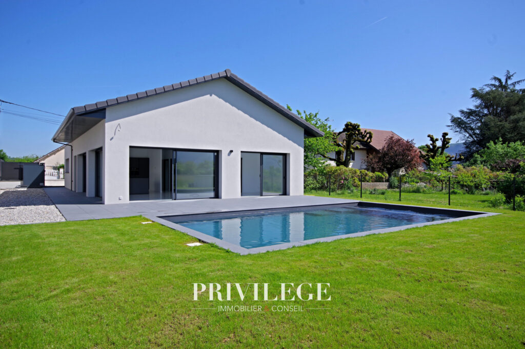 Plain-pied contemporain avec piscine et prestations haut de  – 4 pièces – 3 chambres – 155 m²