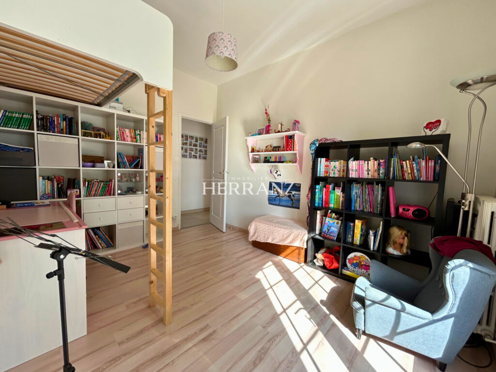 Maison familiale avec vue château à Rauzan, piscine et studi – 6 pièces – 4 chambres – 152 m²