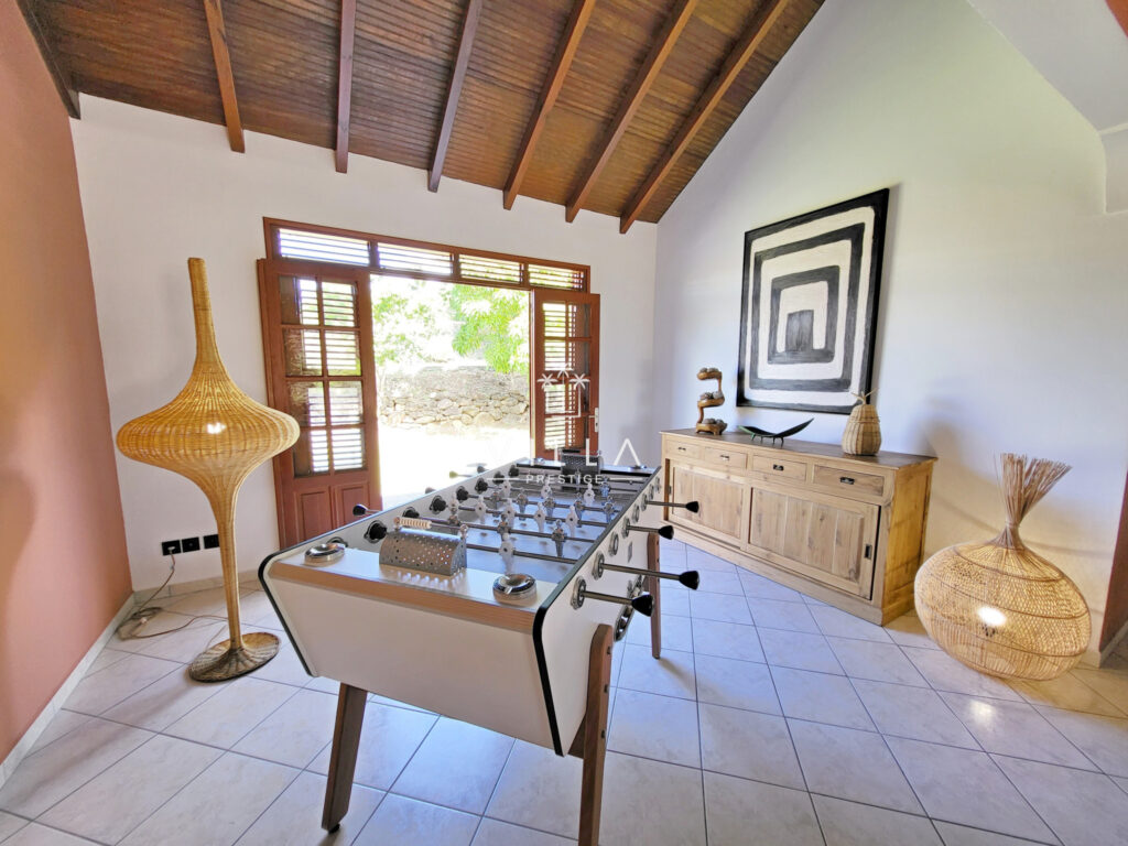 SUPERBE VILLA VUE MER 4 CHAMBRES+BUREAU – PISCINE – DESHAIES – 6 pièces – 4 chambres – 195 m²