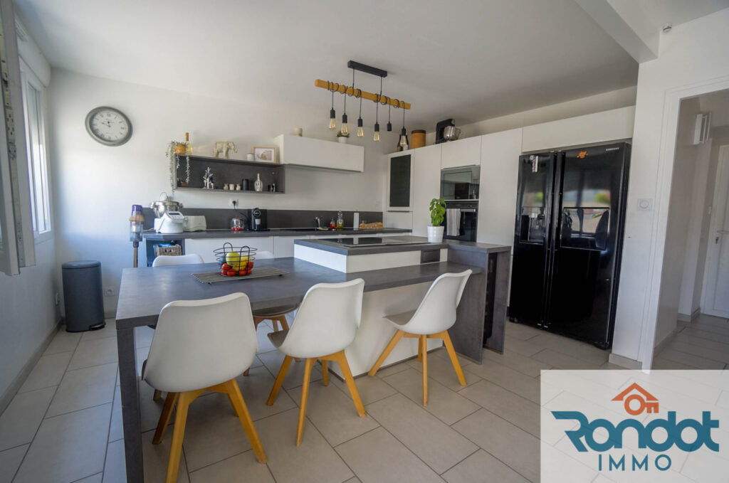 MAISON 5 PIECES/3 CHAMBRES/130 M2 ENVIRON – 5 pièces – 3 chambres – 130 m²