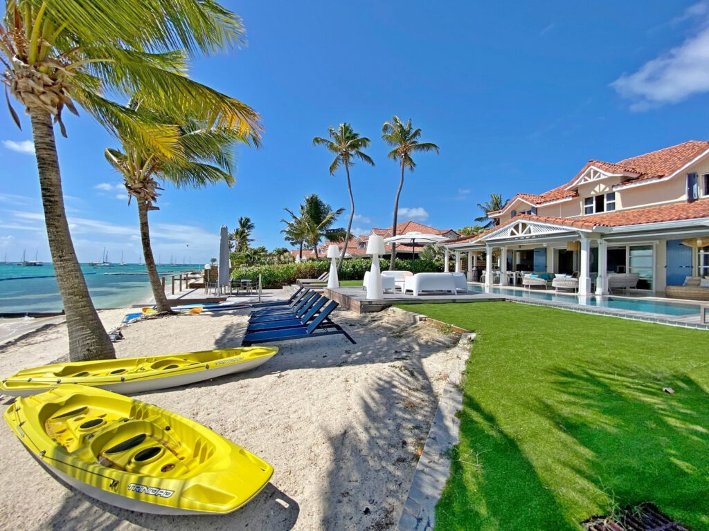 VILLA D&rsquo;EXCEPTION AVEC PLAGE SUR LE LAGON DE ST FRANCOIS – 7 pièces – 6 chambres – 260 m²