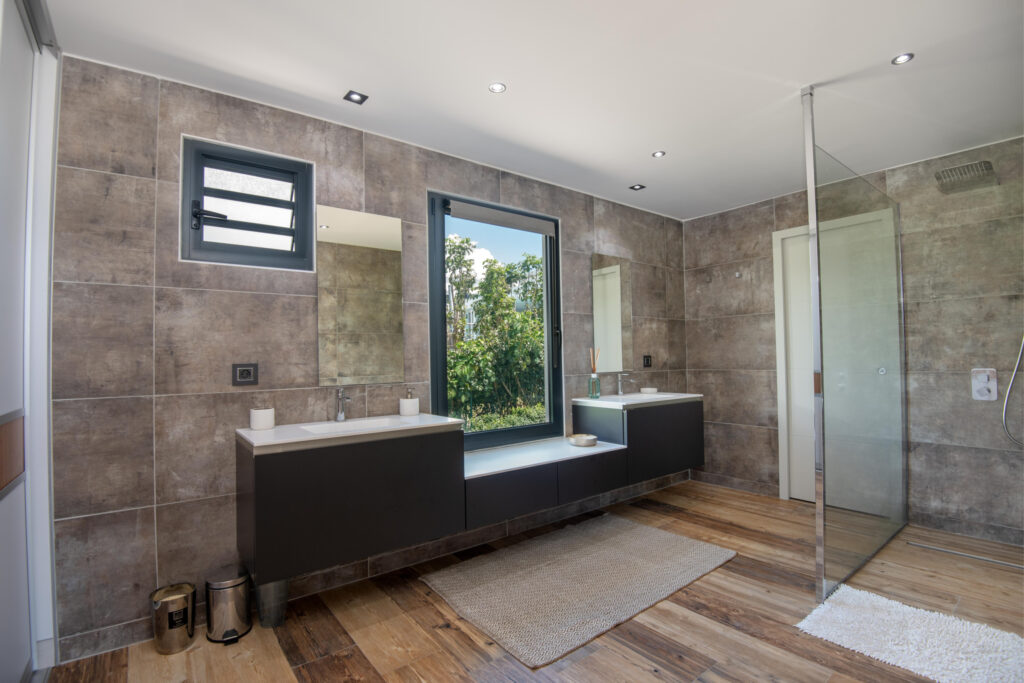 VILLA DE LUXE -270m2 – VUE MER EN GUADELOUPE – 5 pièces – 3 chambres – 270 m²