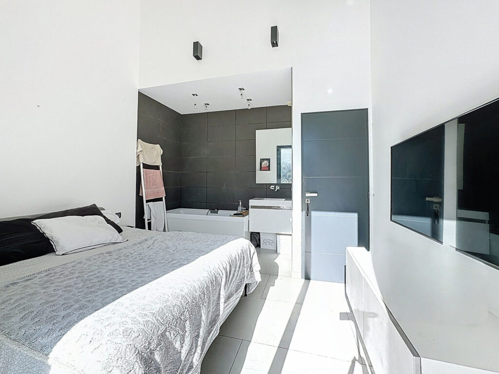Parcelle avec nombreux oliviers. – 5 pièces – 4 chambres – 174 m²