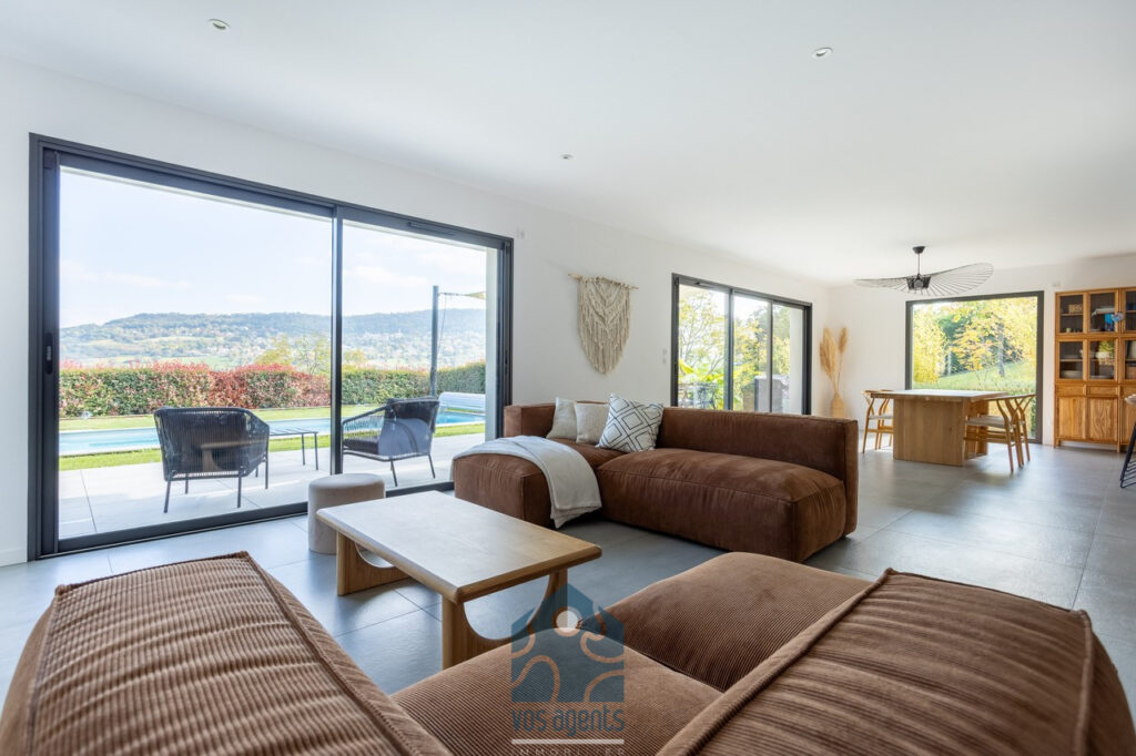 Villa avec vue, piscine, terrasses et garages – 6 pièces – 4 chambres – 178 m²