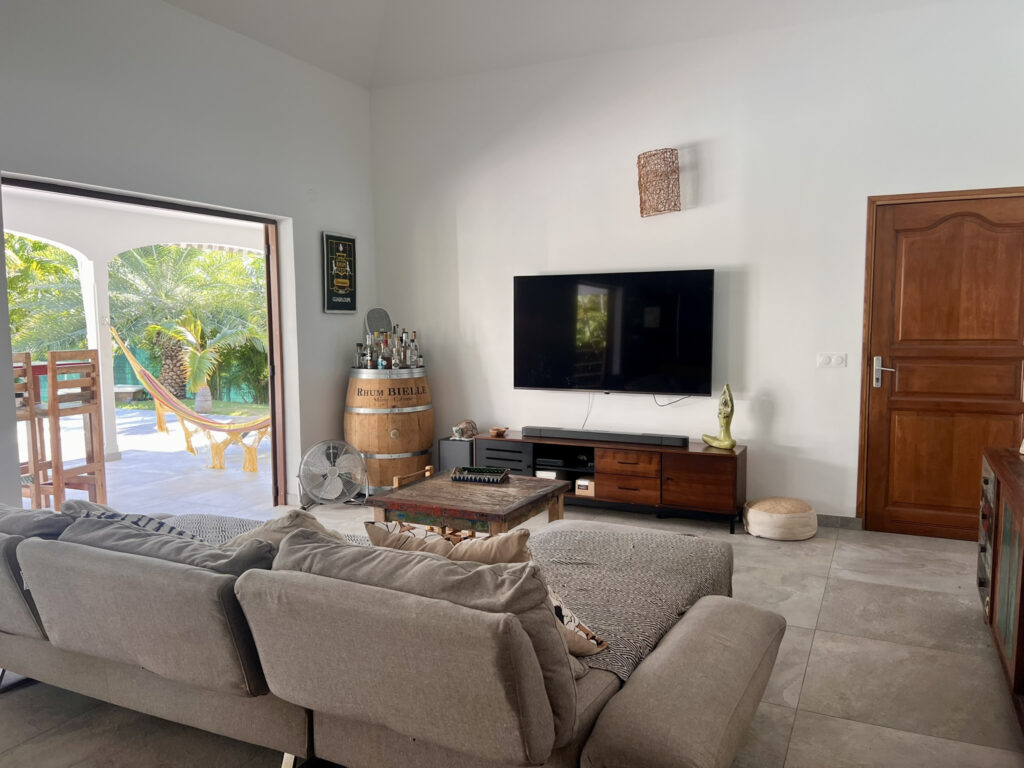 Villa avec vue mer et gîtes à Saint-François – 9 pièces – 6 chambres – 200 m²
