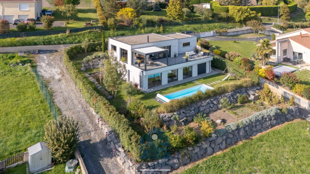 Villa avec vue, piscine, terrasses et garages – 6 pièces – 4 chambres – 170 m²