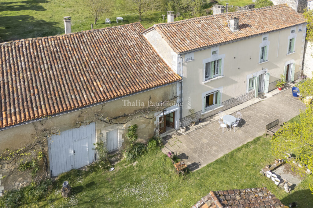 Propriété avec gîte et dépendances dans un paisible hameau e – 9 pièces – 5 chambres – 215 m²