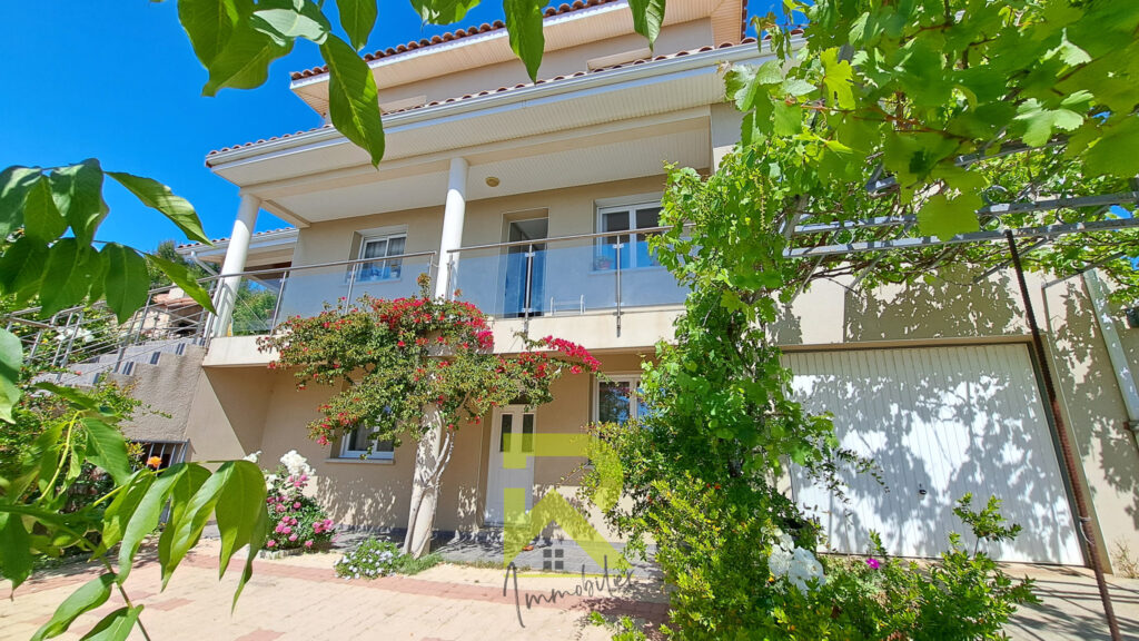 Villa 7 pièces de 180 m2 avec jardin 394 m2  – 7 pièces – 5 chambres – 180 m²