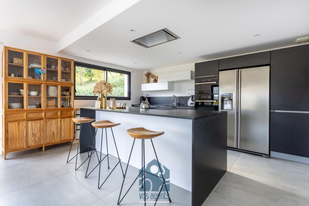 Villa avec vue, piscine, terrasses et garages – 6 pièces – 4 chambres – 178 m²