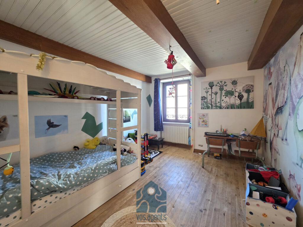 Maison de village avec cour, terrasse, caves, granges et par – 7 pièces – 5 chambres – 180 m²