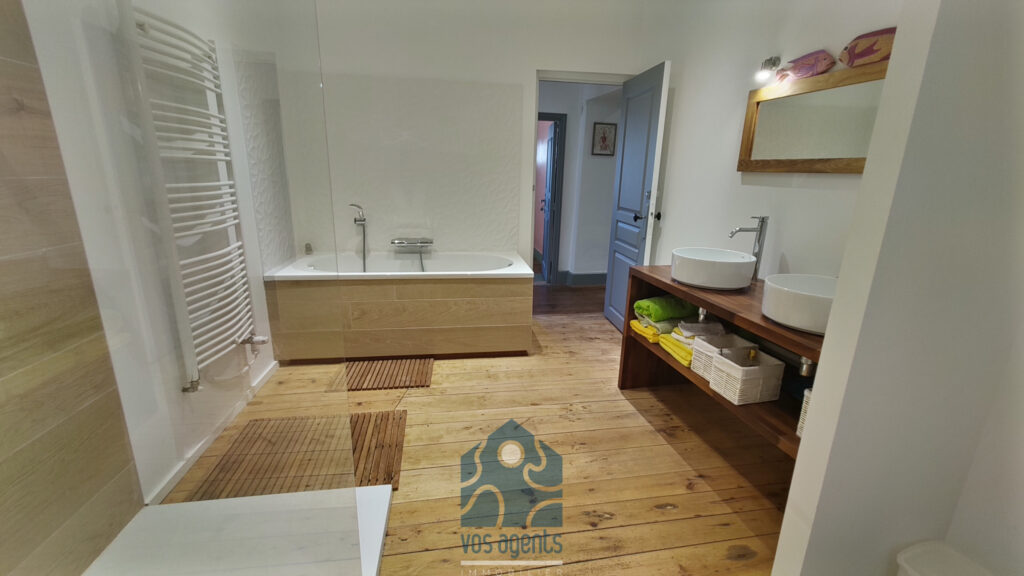 Maison 300 m 2 habitable avec cour, garage,caves, atelier et – 7 pièces – 5 chambres – 300 m²