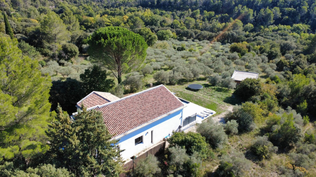 Parcelle avec nombreux oliviers. – 5 pièces – 4 chambres – 174 m²