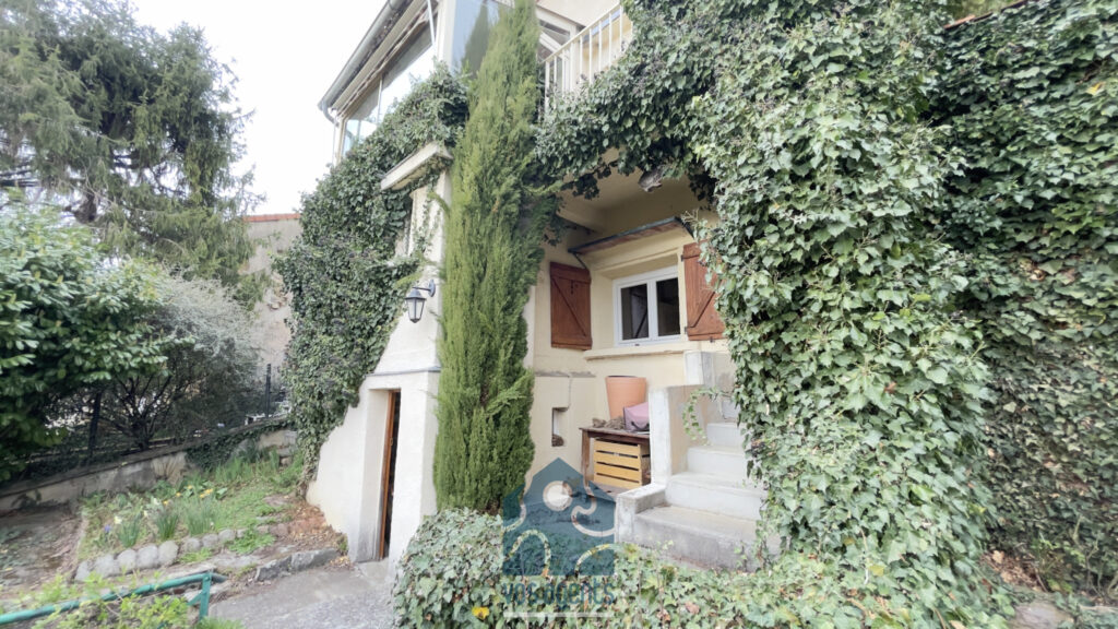 Maison 8 pièces avec piscine et jardin – 8 pièces – 4 chambres – 211 m²