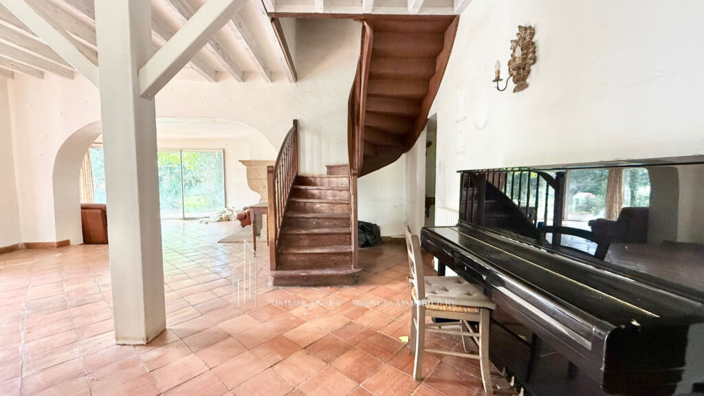 Annonce immobilière   Exceptionnelle propriété à Cheyssieu.  – 9 pièces – 6 chambres – 300 m²