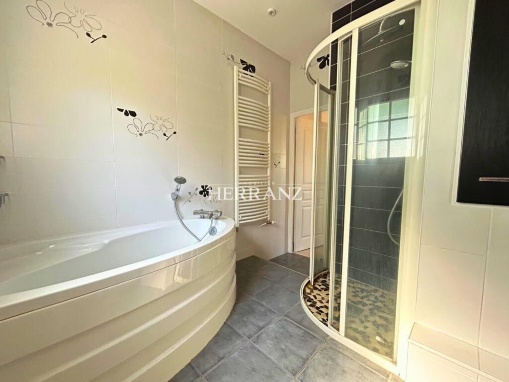 Maison familiale avec vue château à Rauzan, piscine et studi – 6 pièces – 4 chambres – 152 m²