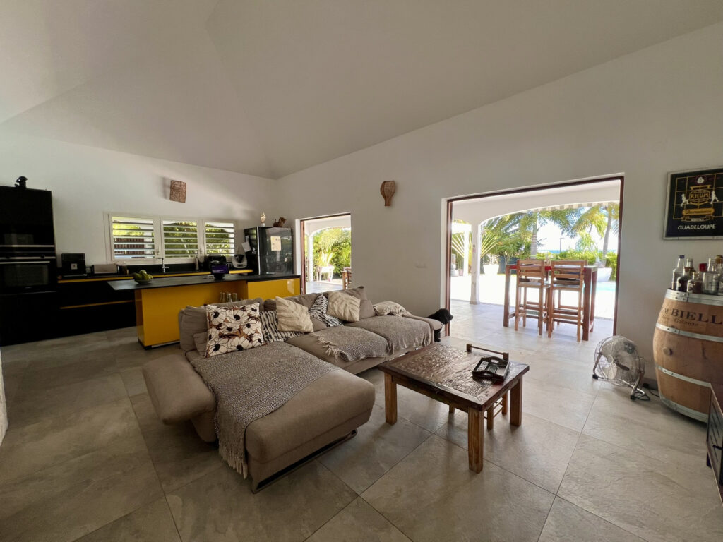 Villa avec vue mer et gîtes à Saint-François – 9 pièces – 6 chambres – 200 m²