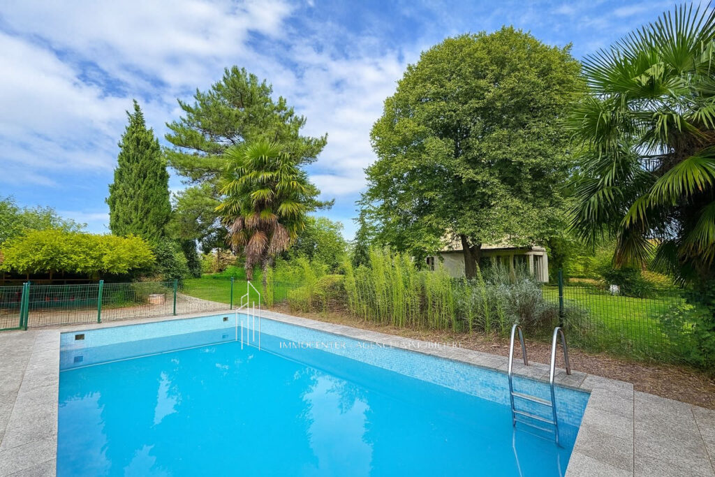 Annonce immobilière   Exceptionnelle propriété à 10 MN au su – 9 pièces – 6 chambres – 300 m²