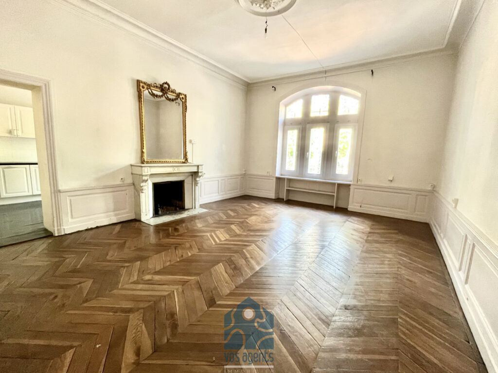 Hôtel particulier sur 3 niveaux avec terrasse  – 8 pièces – 5 chambres – 226.41 m²