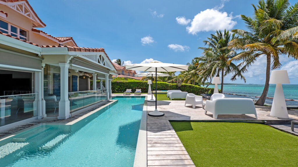 VILLA D&rsquo;EXCEPTION AVEC PLAGE SUR LE LAGON DE ST FRANCOIS – 7 pièces – 6 chambres – 260 m²