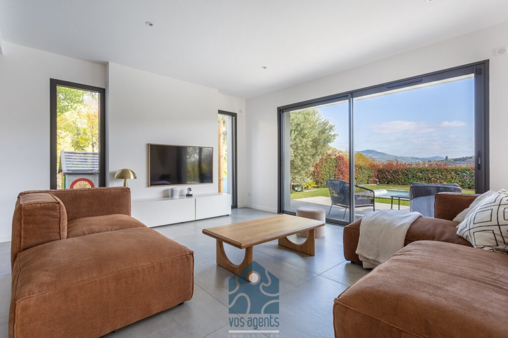 Villa avec vue, piscine, terrasses et garages – 6 pièces – 4 chambres – 178 m²