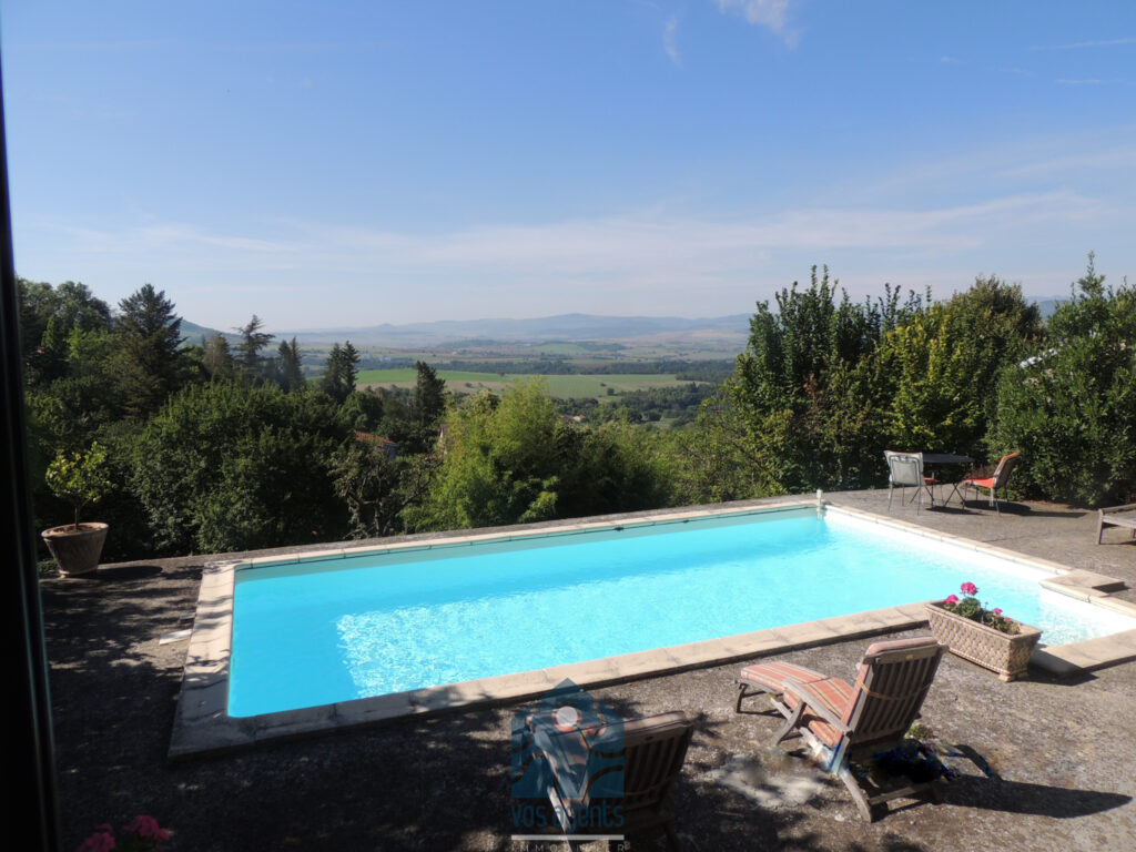 Maison 8 pièces avec piscine et jardin – 8 pièces – 4 chambres – 211 m²
