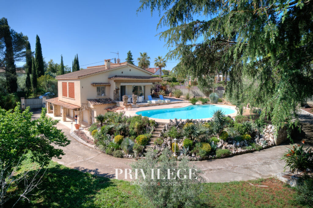 Mougins   Villa familiale au charme intemporel avec vue déga – 7 pièces – 6 chambres – 170 m²