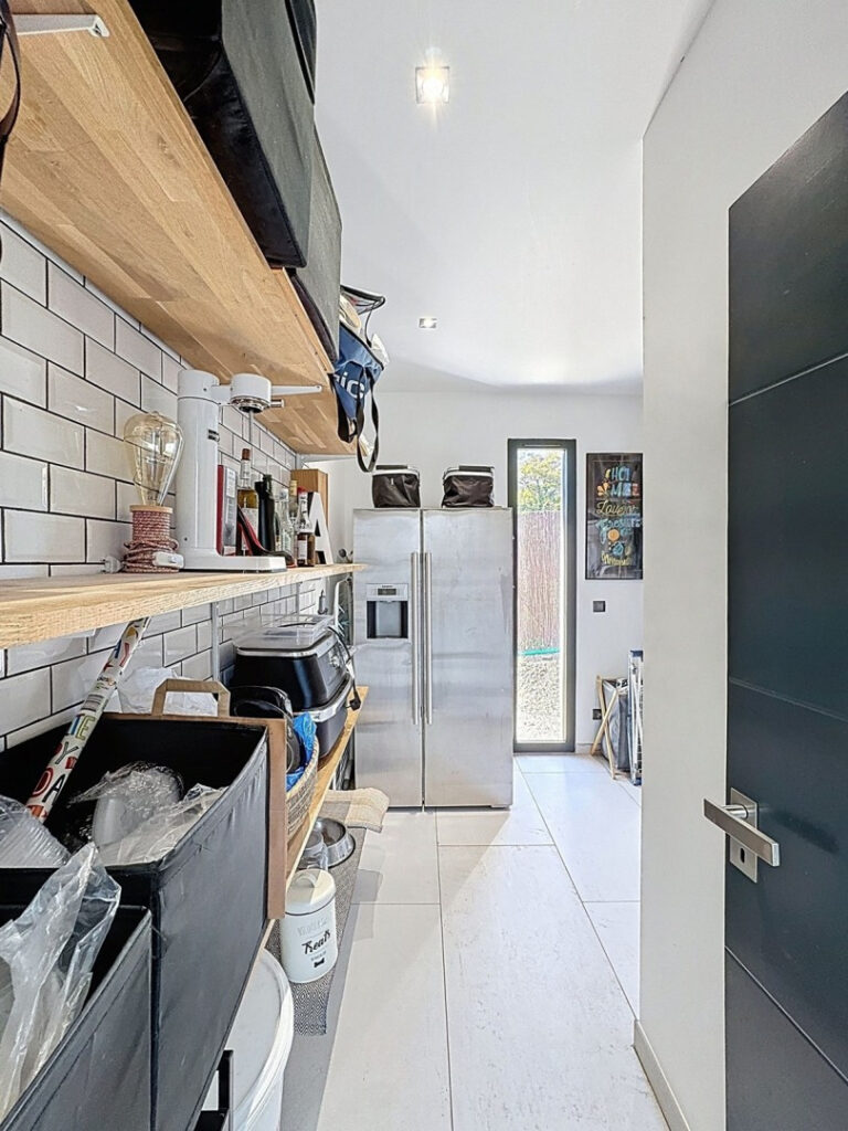 Parcelle avec nombreux oliviers. – 5 pièces – 4 chambres – 174 m²