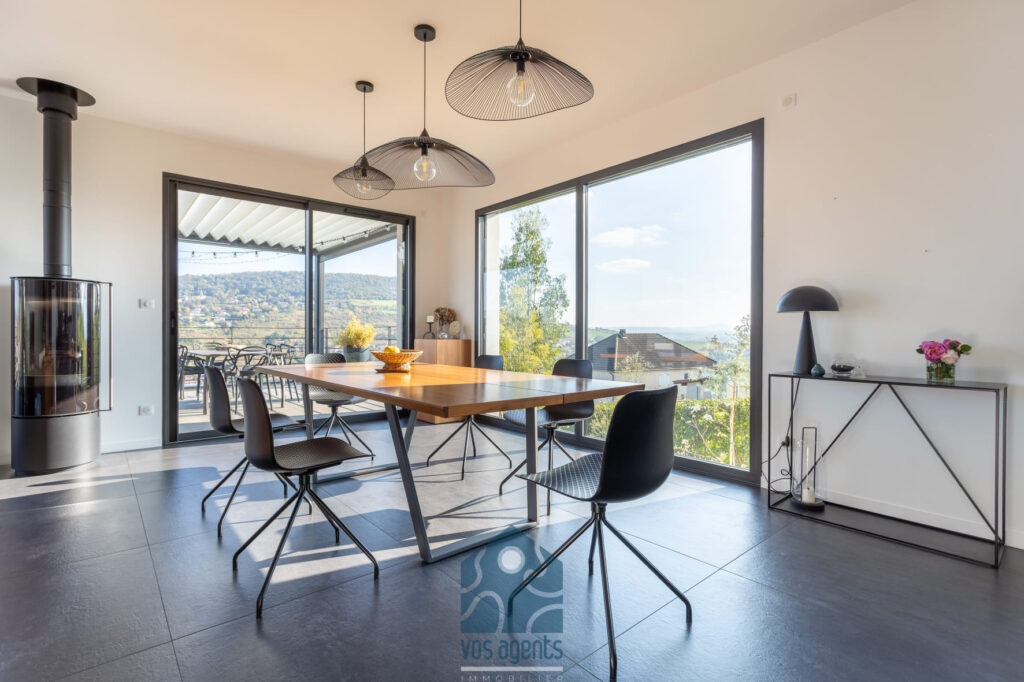 Villa avec vue, piscine, terrasses et garages – 6 pièces – 4 chambres – 170 m²