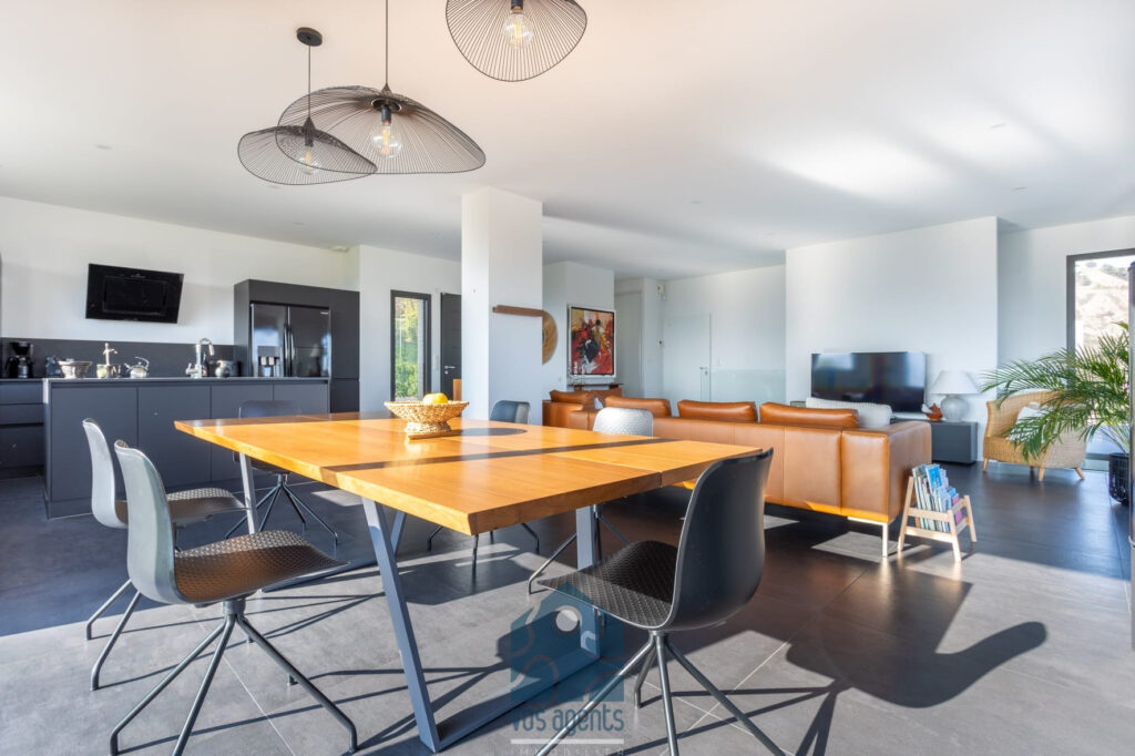 Villa avec vue, piscine, terrasses et garages – 6 pièces – 4 chambres – 170 m²